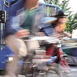 Radfahrer vor einem Bus