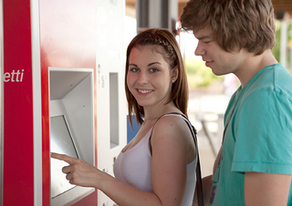 Mann und Frau am Ticketautomaten