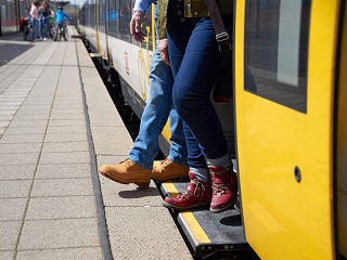 Menschen am Bahnsteig