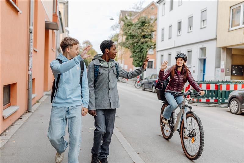 Fußgänger und Fahrradfahrerin