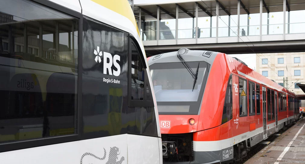 Zwei Züge im Bahnhof